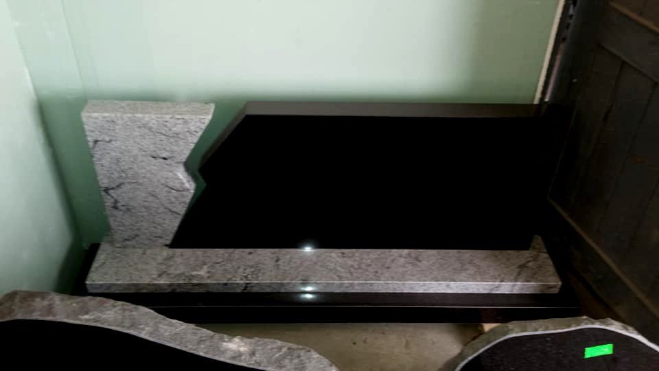 Naujosios Akmenės paminklai ir antkapiai