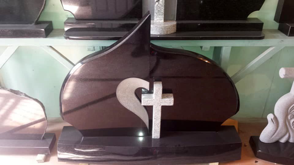 Naujosios Akmenės paminklai ir antkapiai