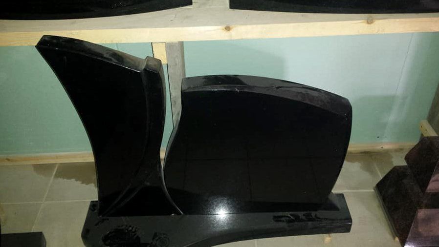 Naujosios Akmenės paminklai ir antkapiai