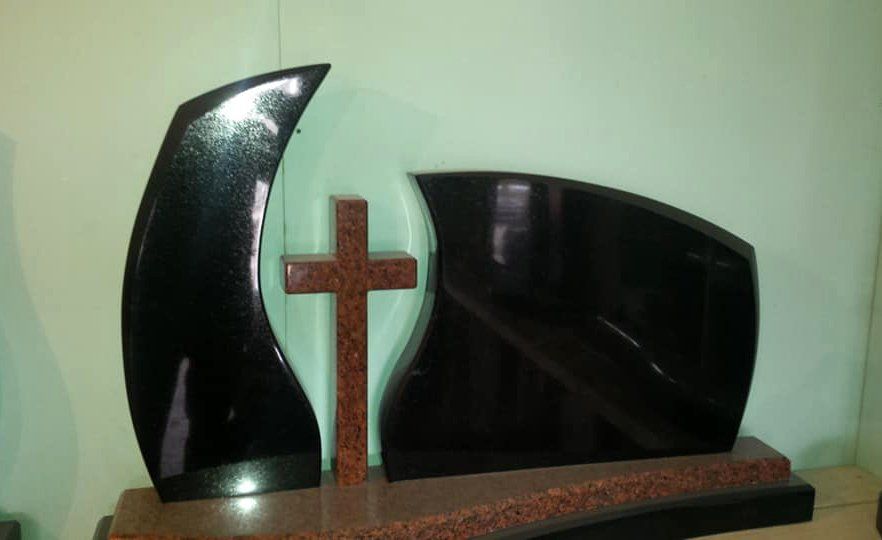 Naujosios Akmenės paminklai ir antkapiai