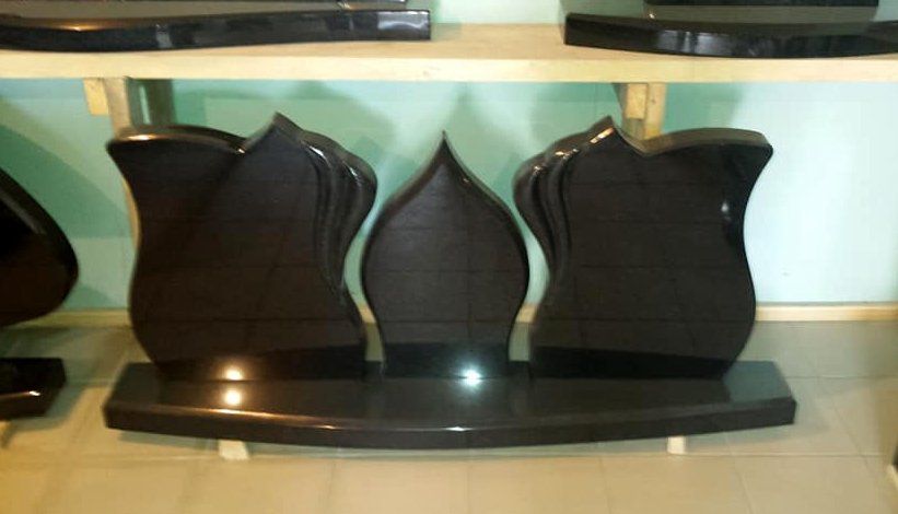 Naujosios Akmenės paminklai ir antkapiai