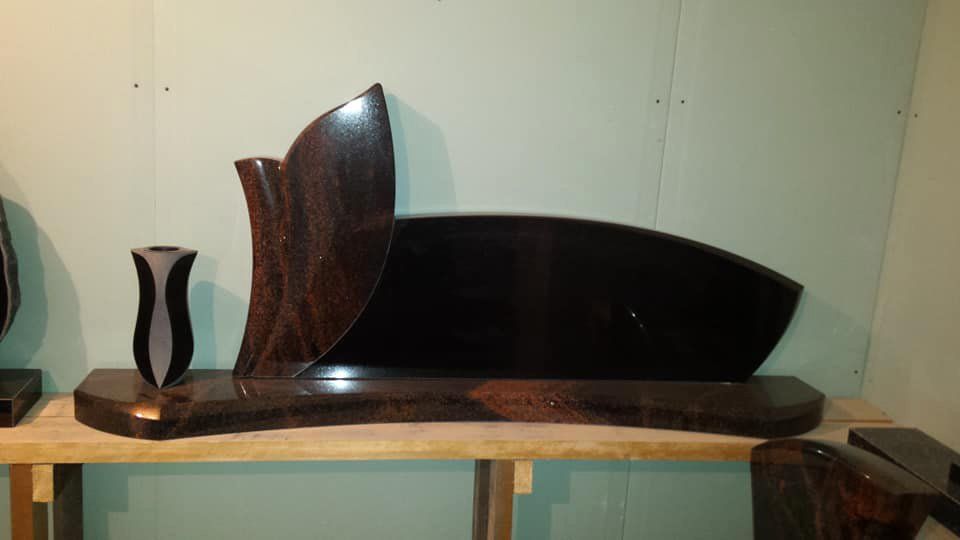 Naujosios Akmenės paminklai ir antkapiai