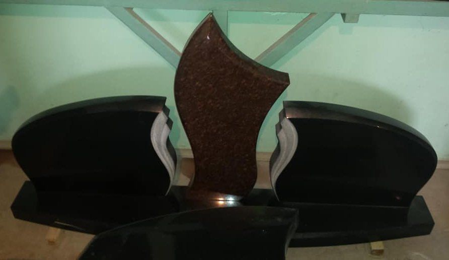 Naujosios Akmenės paminklai ir antkapiai