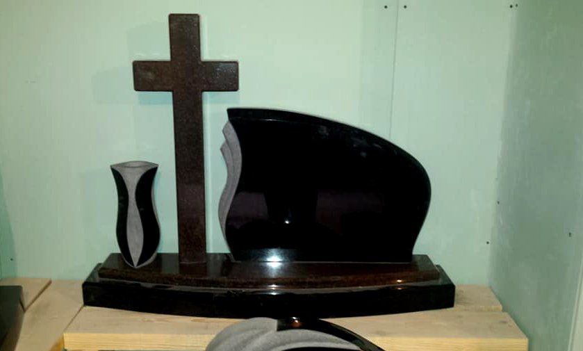 Naujosios Akmenės paminklai ir antkapiai