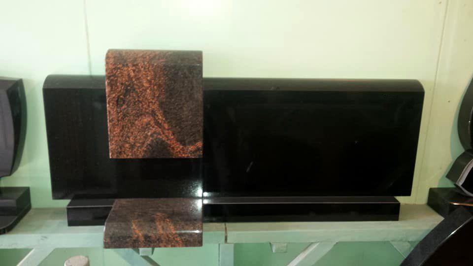 Naujosios Akmenės paminklai ir antkapiai