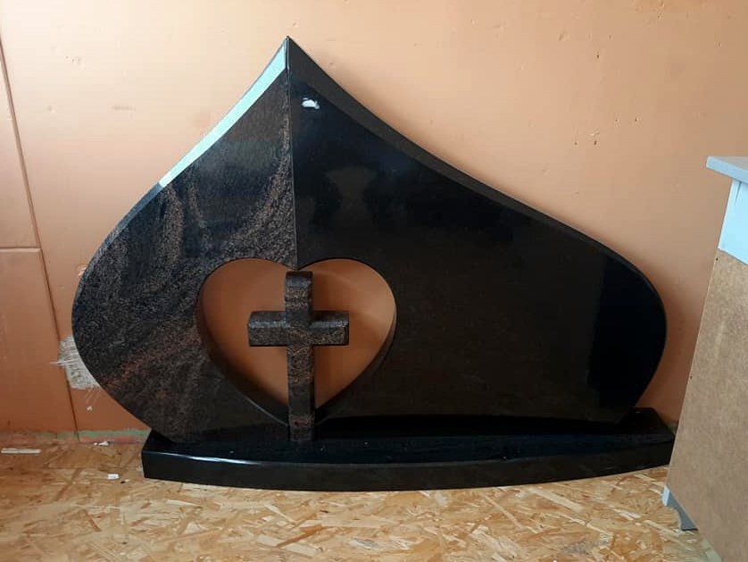 Naujosios Akmenės paminklai ir antkapiai