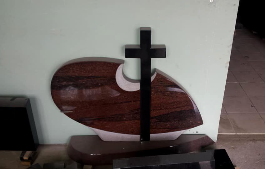 Naujosios Akmenės paminklai ir antkapiai