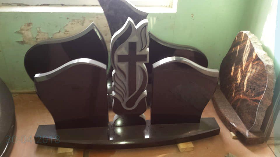 Naujosios Akmenės paminklai ir antkapiai