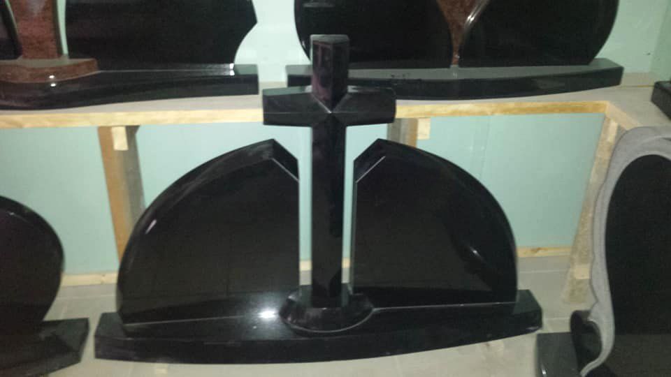 Naujosios Akmenės paminklai ir antkapiai