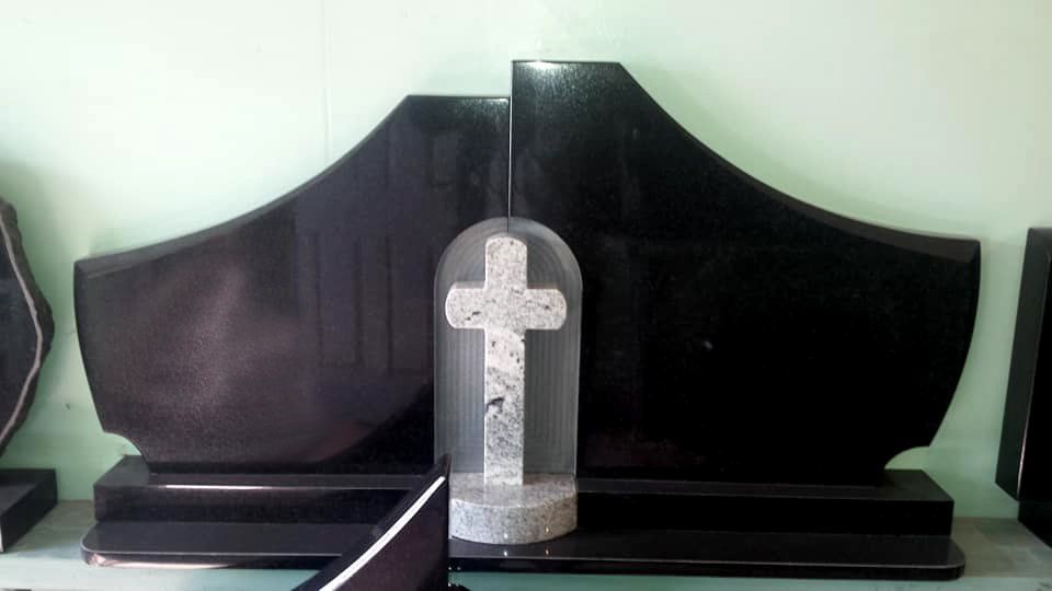 Naujosios Akmenės paminklai ir antkapiai