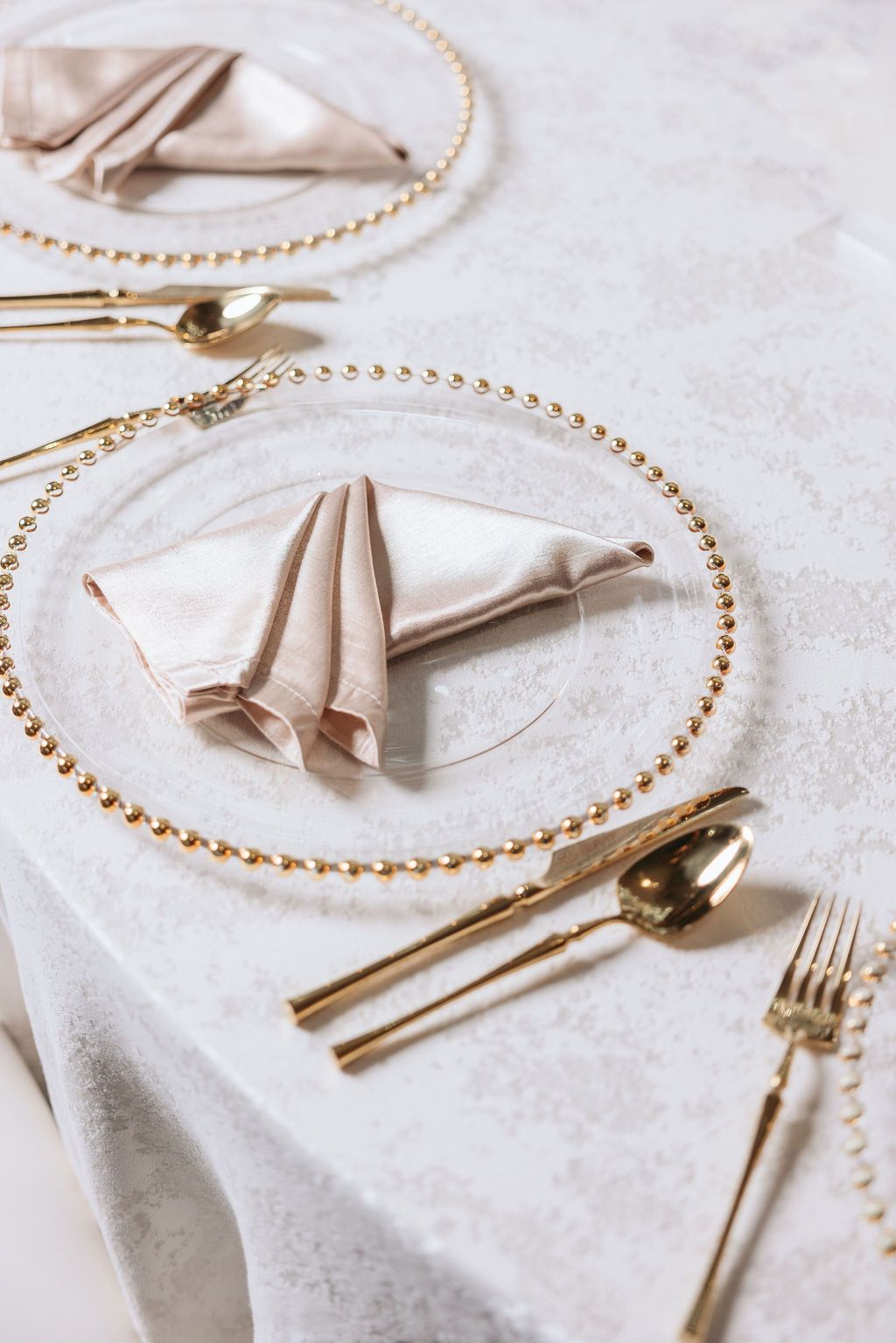 wedding couple kissing