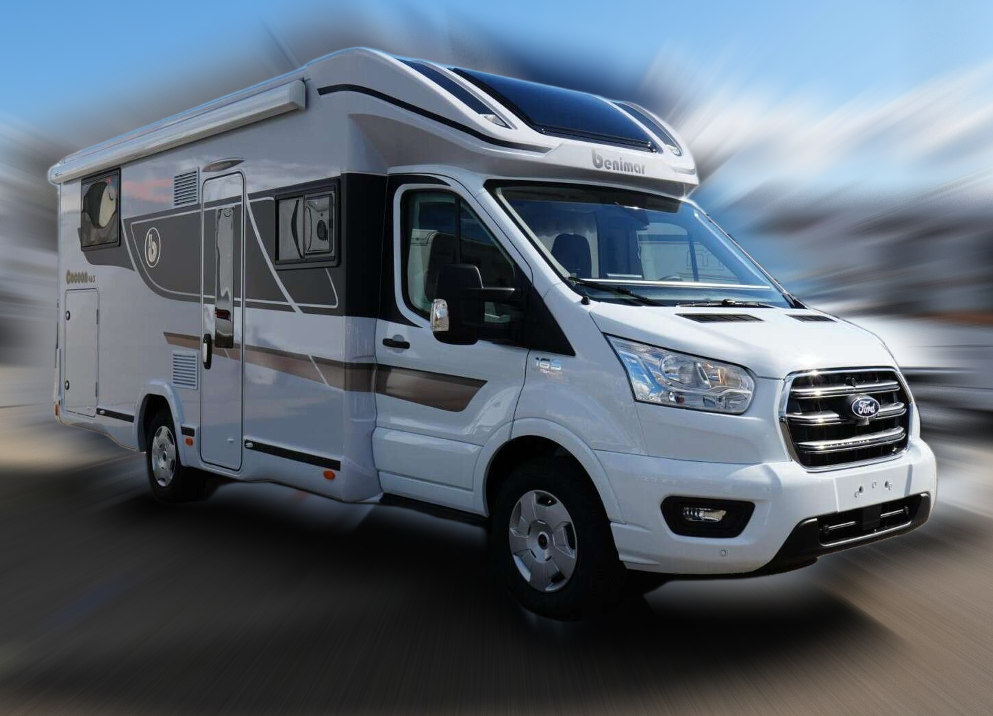 Witte camper op een weg, met een wazige achtergrond.