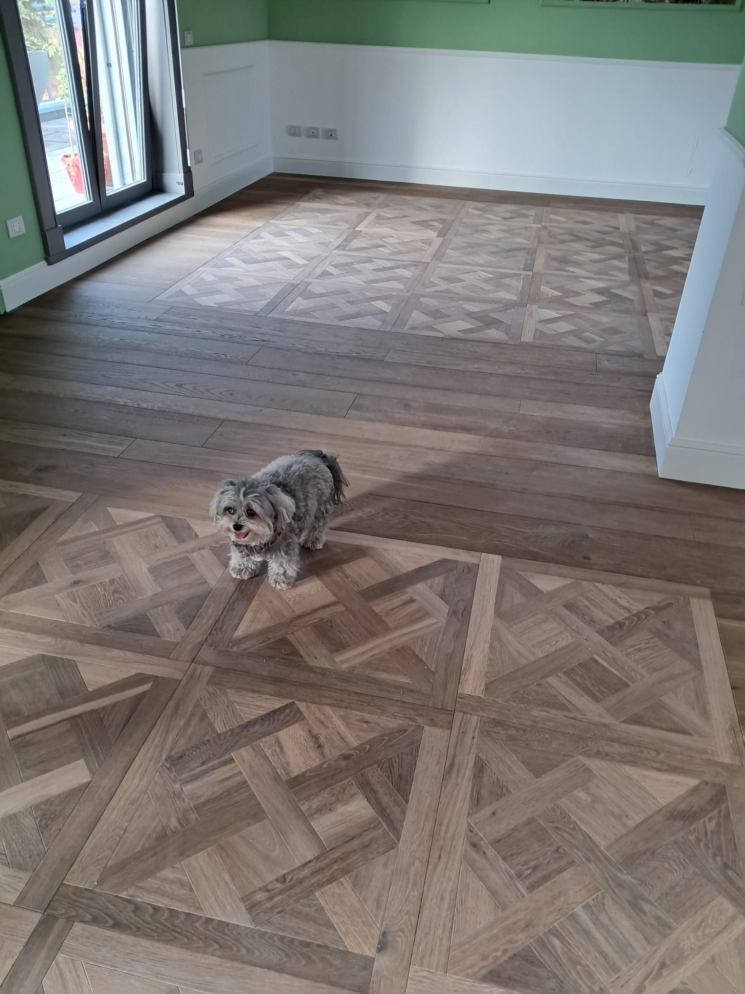 Pila di assi di legno duro marrone chiaro.