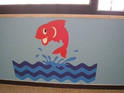 rappresentazione di un pesce rosso che salta in mare