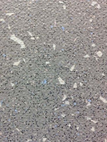 pavimento PVC grigio con macchie bianche