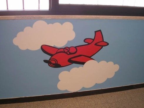 rappresentazione di un aeroplano che vola in mezzo alle nuvole