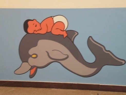 rappresentazione di neonato che dorme su un delfino