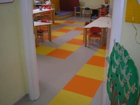 pavimento grigio con quadrati gialli e arancioni