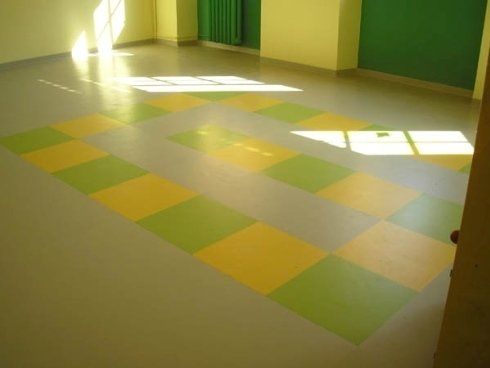 pavimento verde con quadrati verdi e gialli