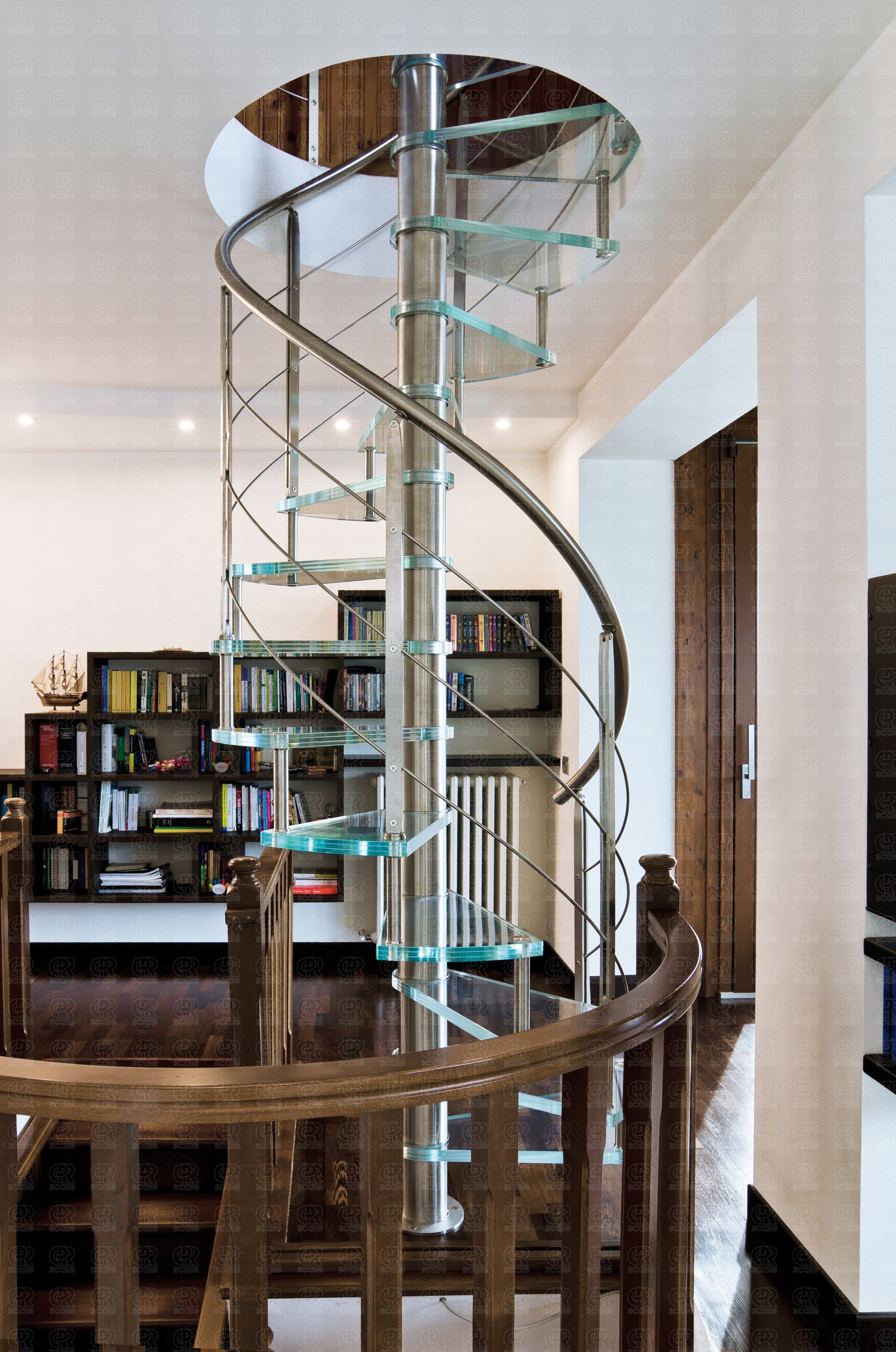 Cpr scale progetta e realizza le migliori scale a chiocciola in vetro per l'arredamento d'interni.