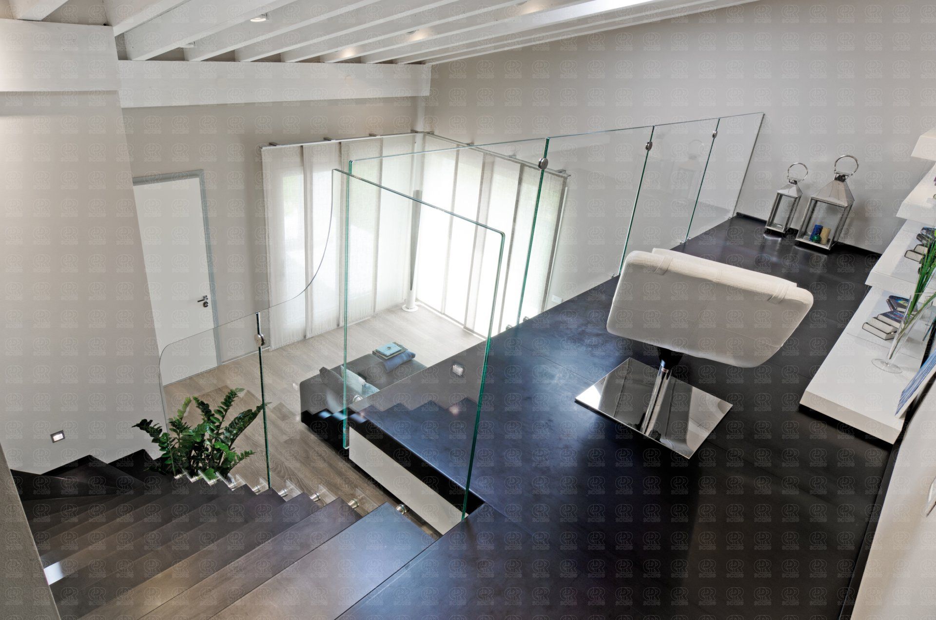 Cpr scale. Produzione di scale moderne legno bianco e metallo nero