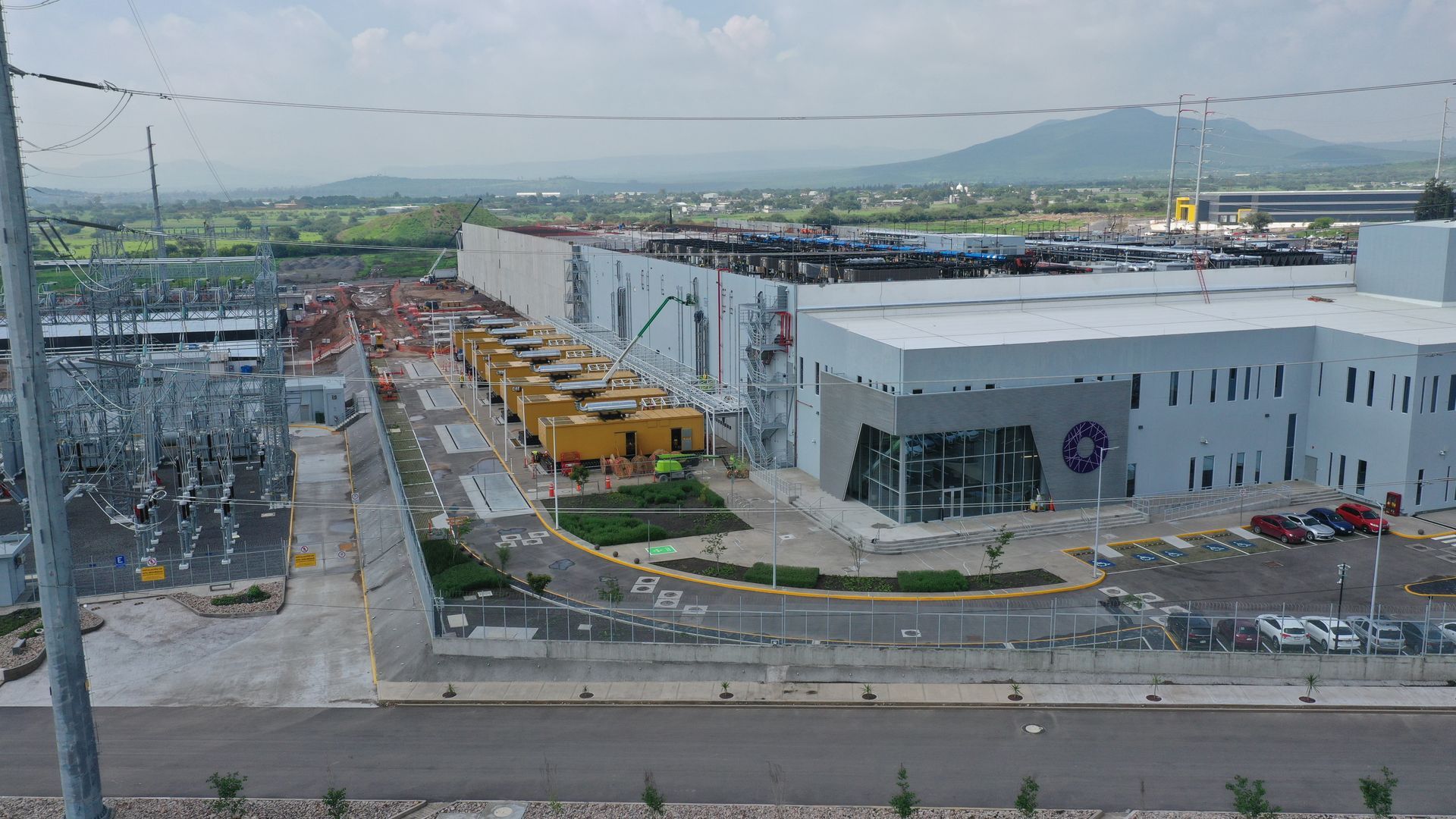 Nave industrial con andenes de carga