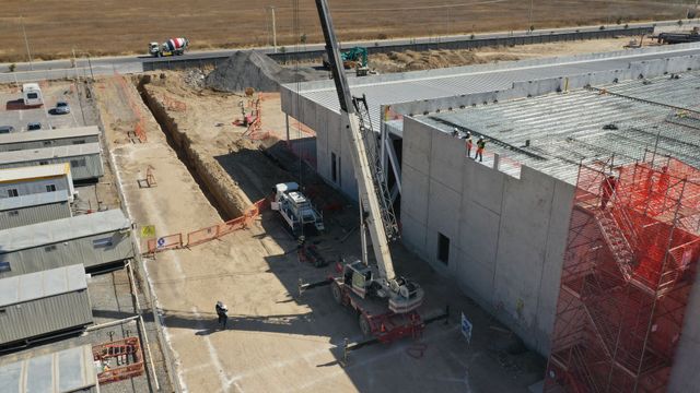Dos empleados de una constructora industrial 
