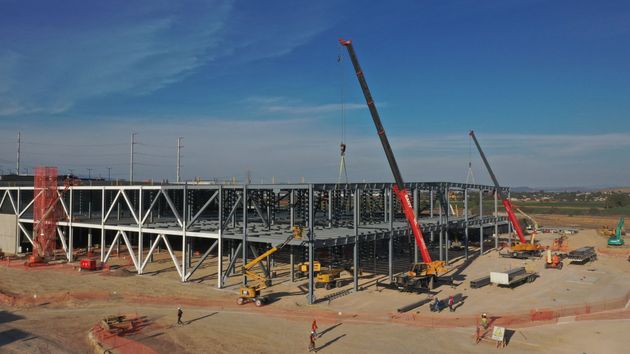 Dos empleados de una constructora industrial 