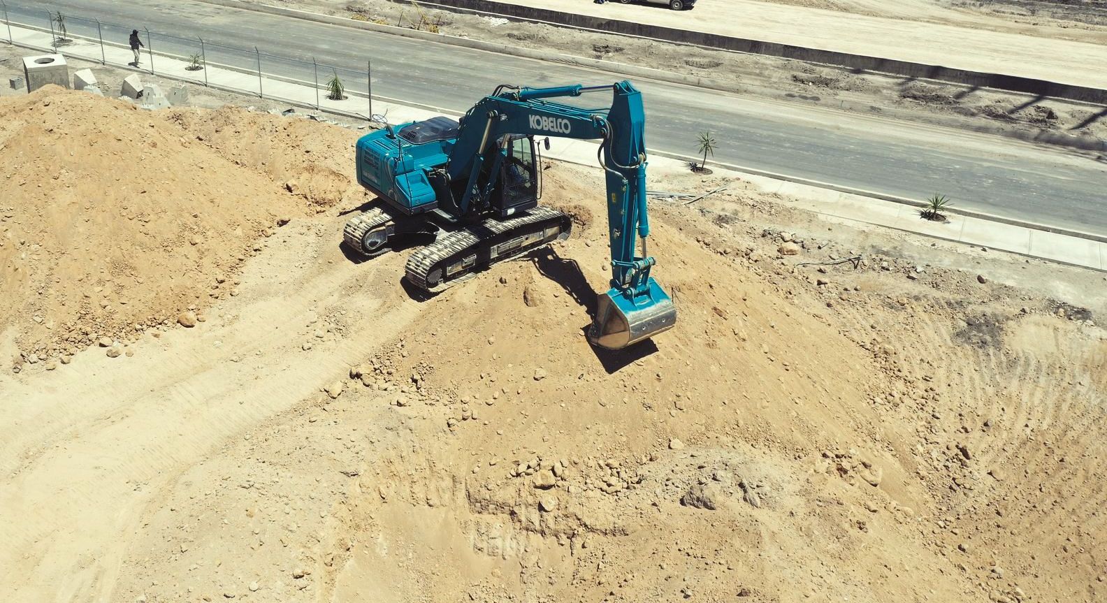 Proceso de desmonte de terreno con maquinaria