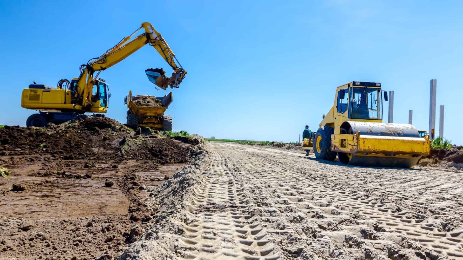 Proceso de desmonte de terreno con maquinaria