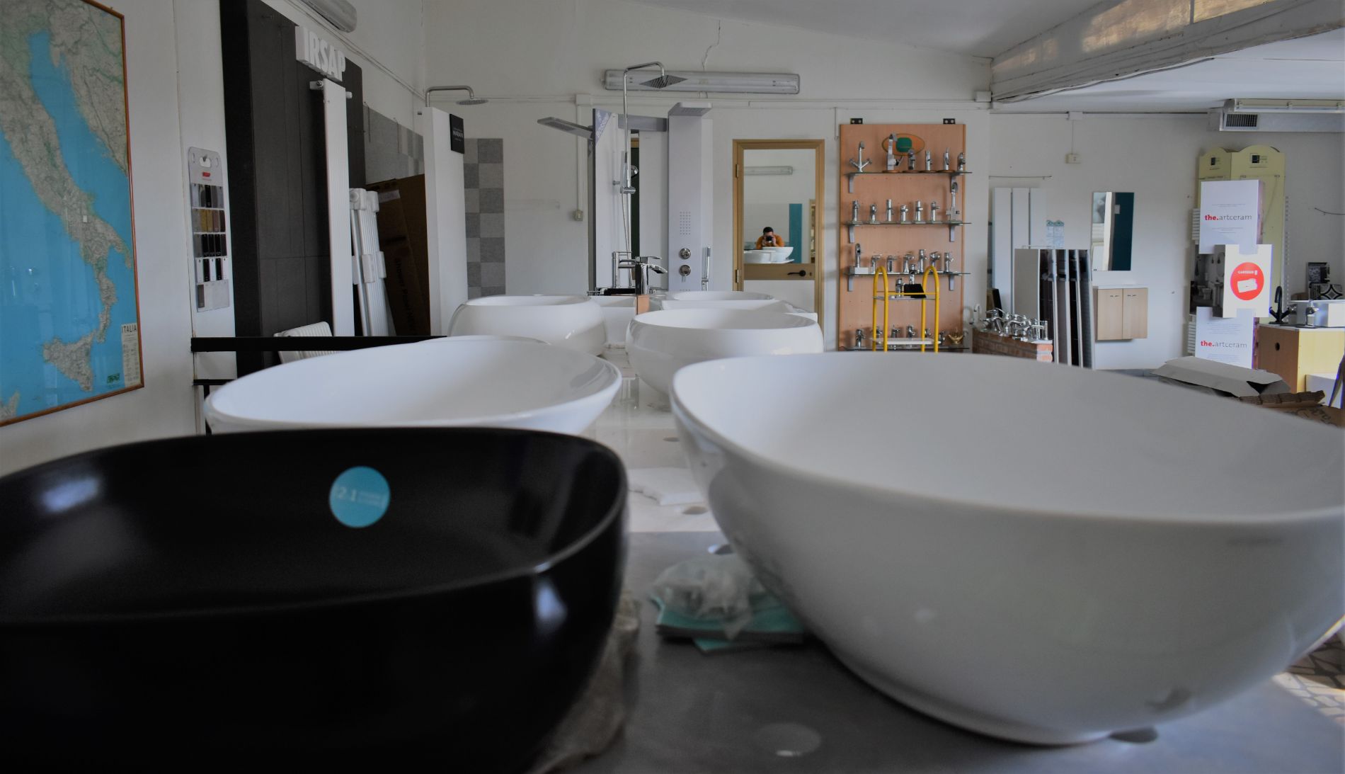 vasche da bagno all'interno dello showroom