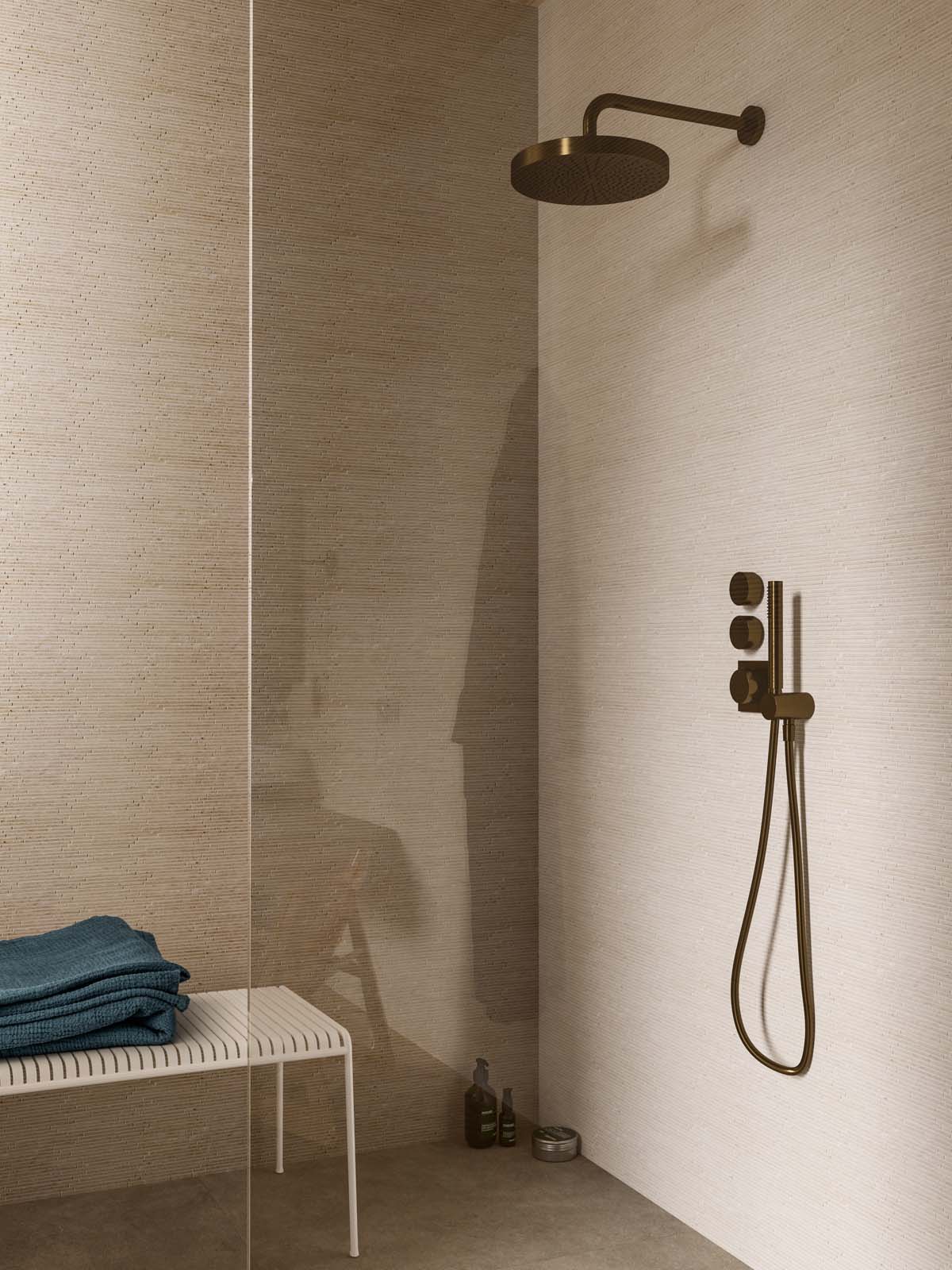 bagno moderno con rivestimenti a parete