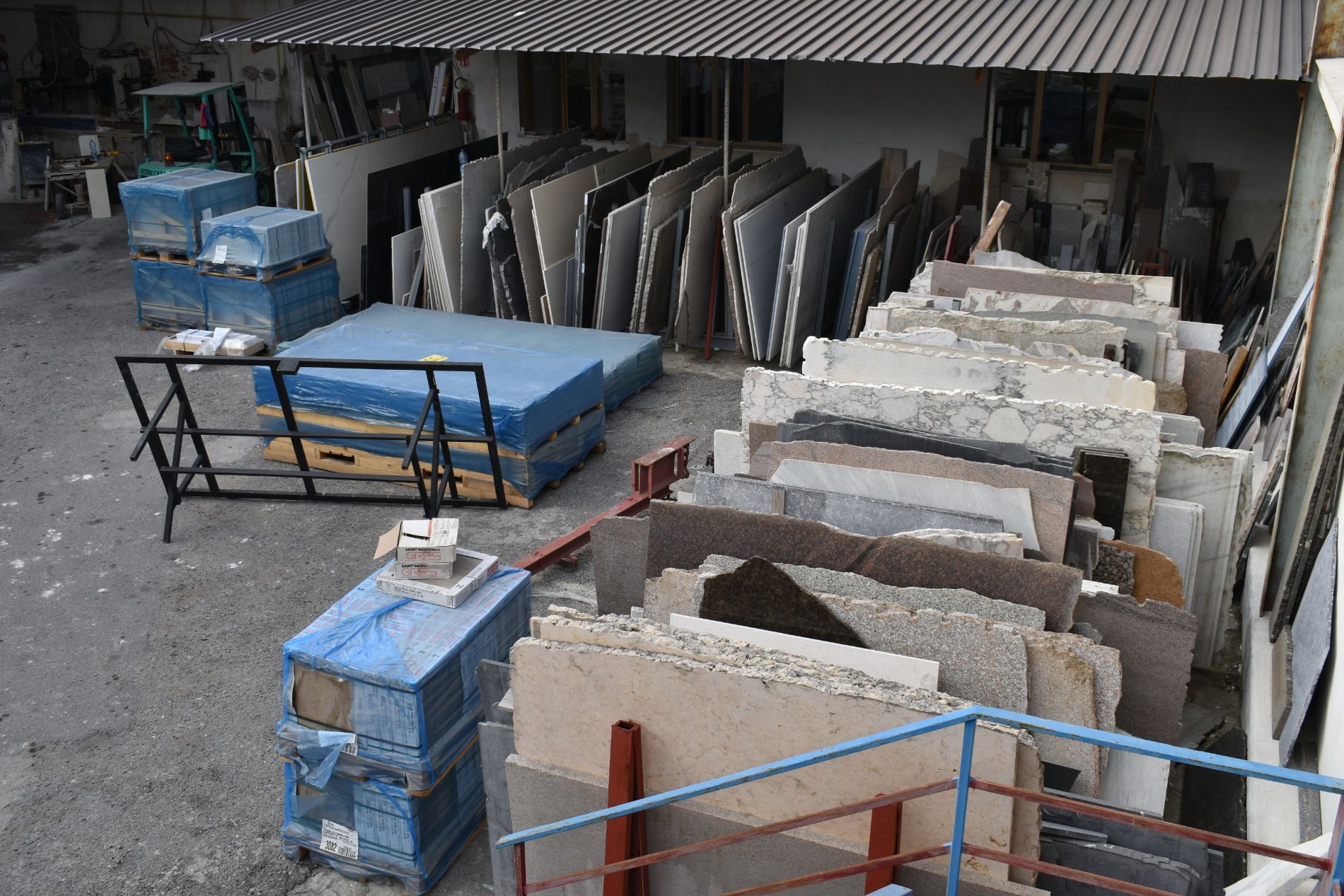 deposito con marmi e rivestimenti in gres porcellanato