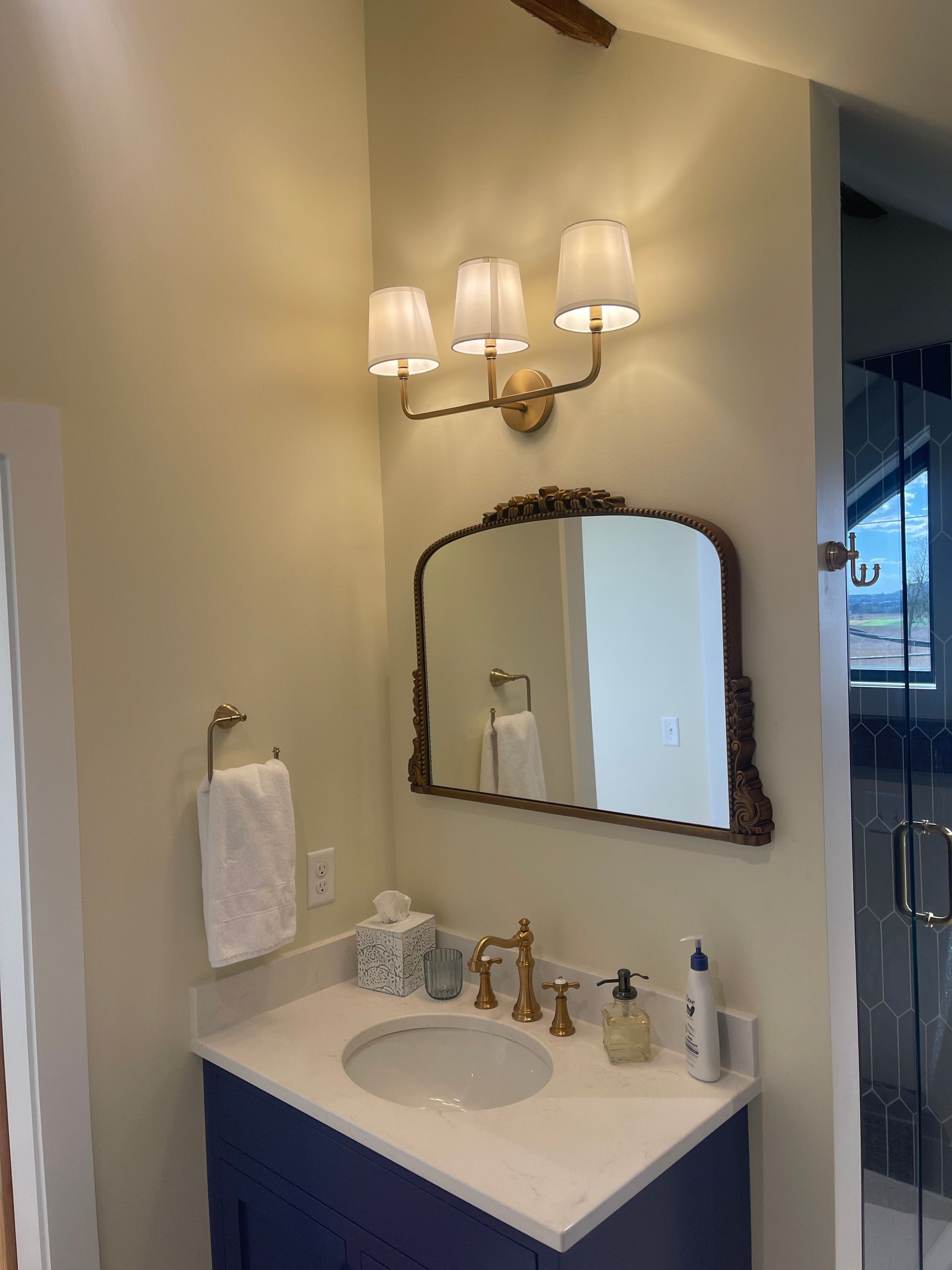 A bathroom with a sink and a mirror