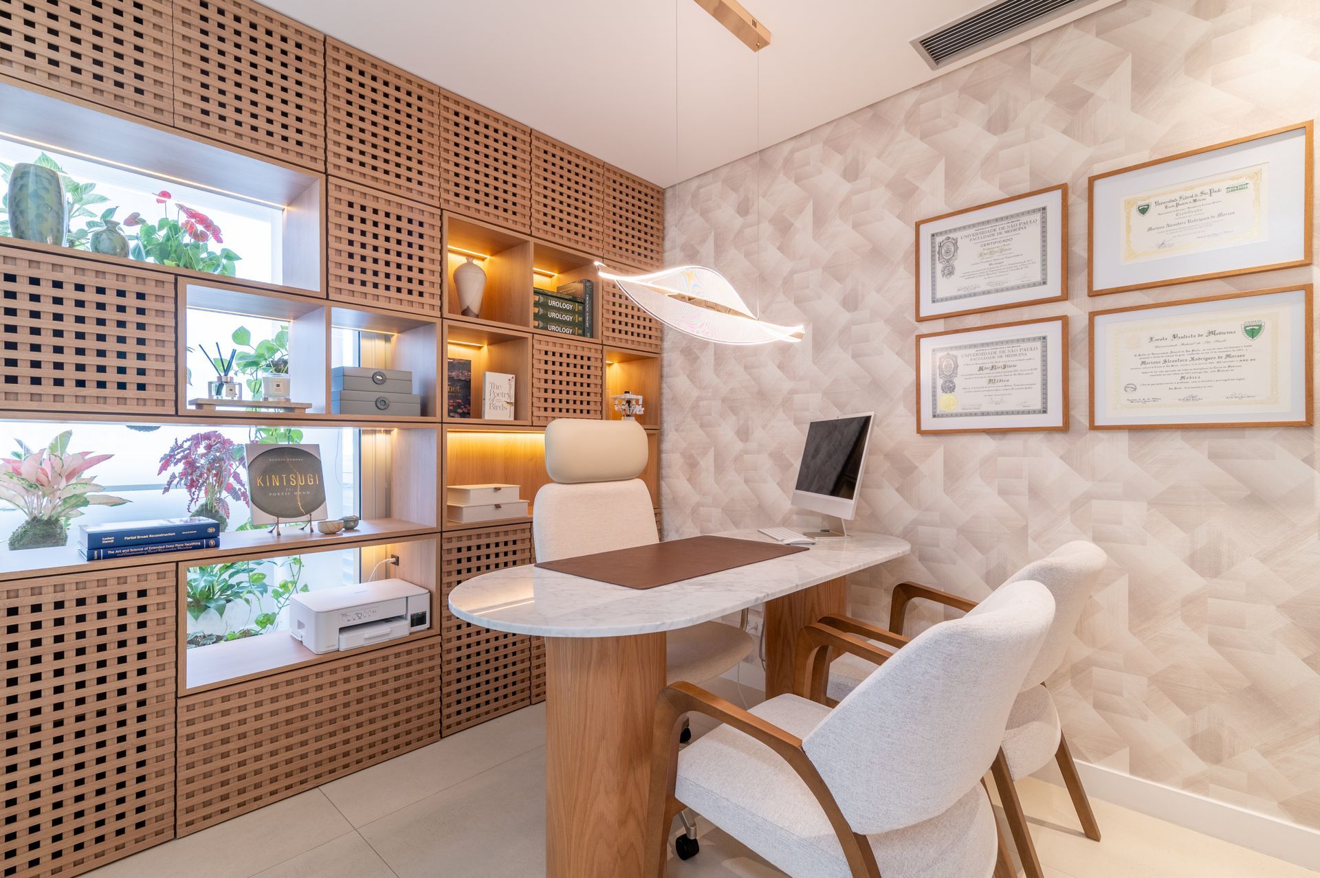 Uma sala de espera com cadeiras, um balcão e uma televisão.