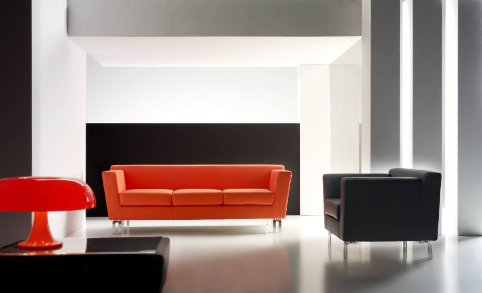 divano a Vicenza arancione e poltrona nera