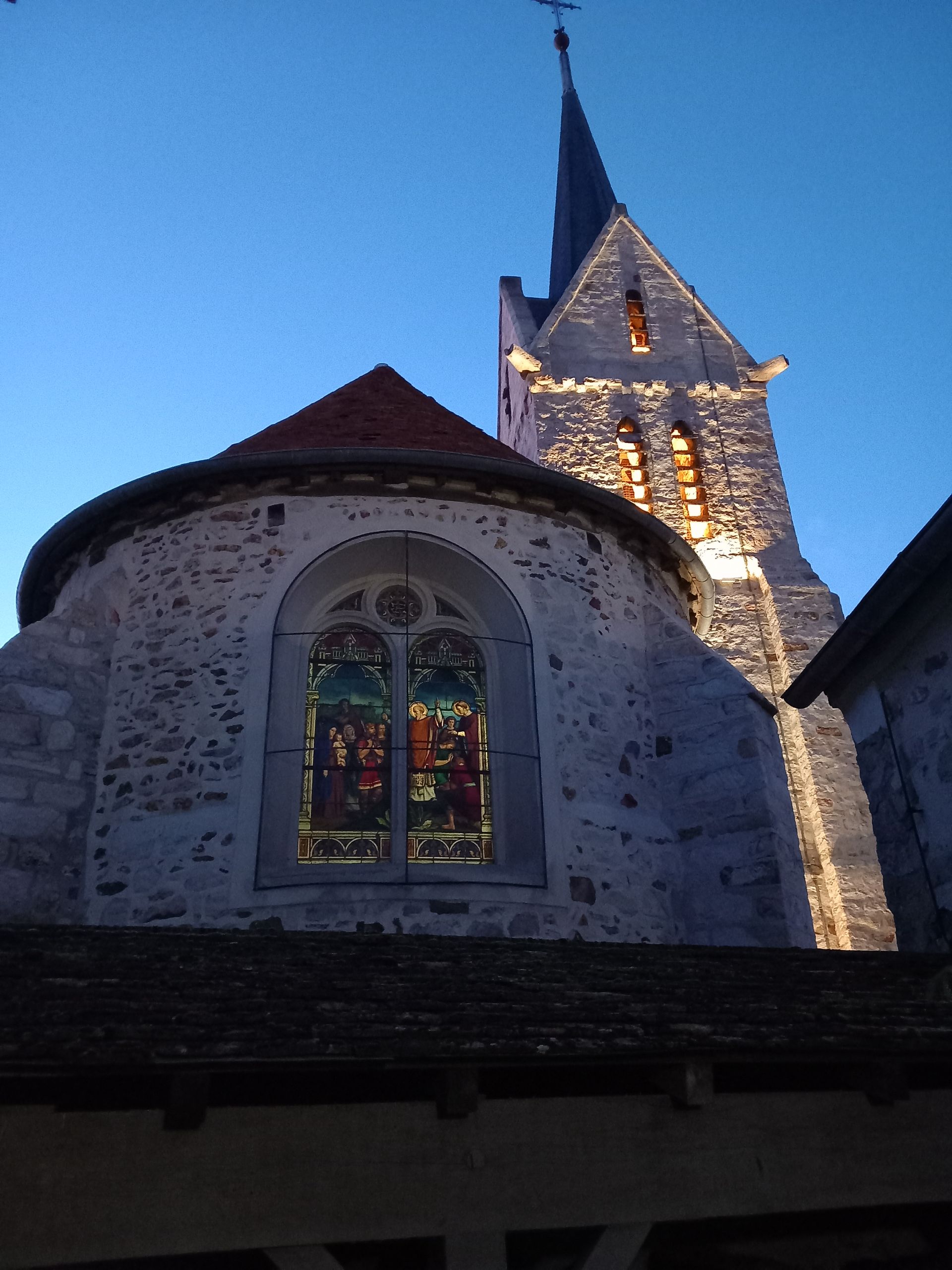 Regardant une église avec un vitrail