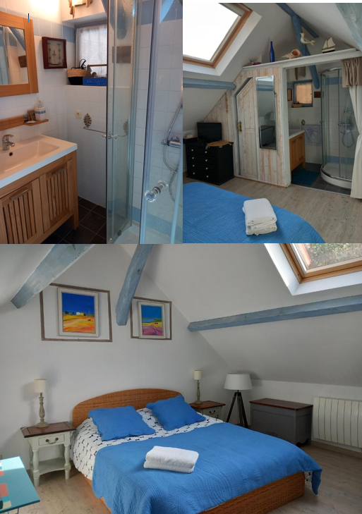 Une chambre avec un lit bleu et une salle de bain