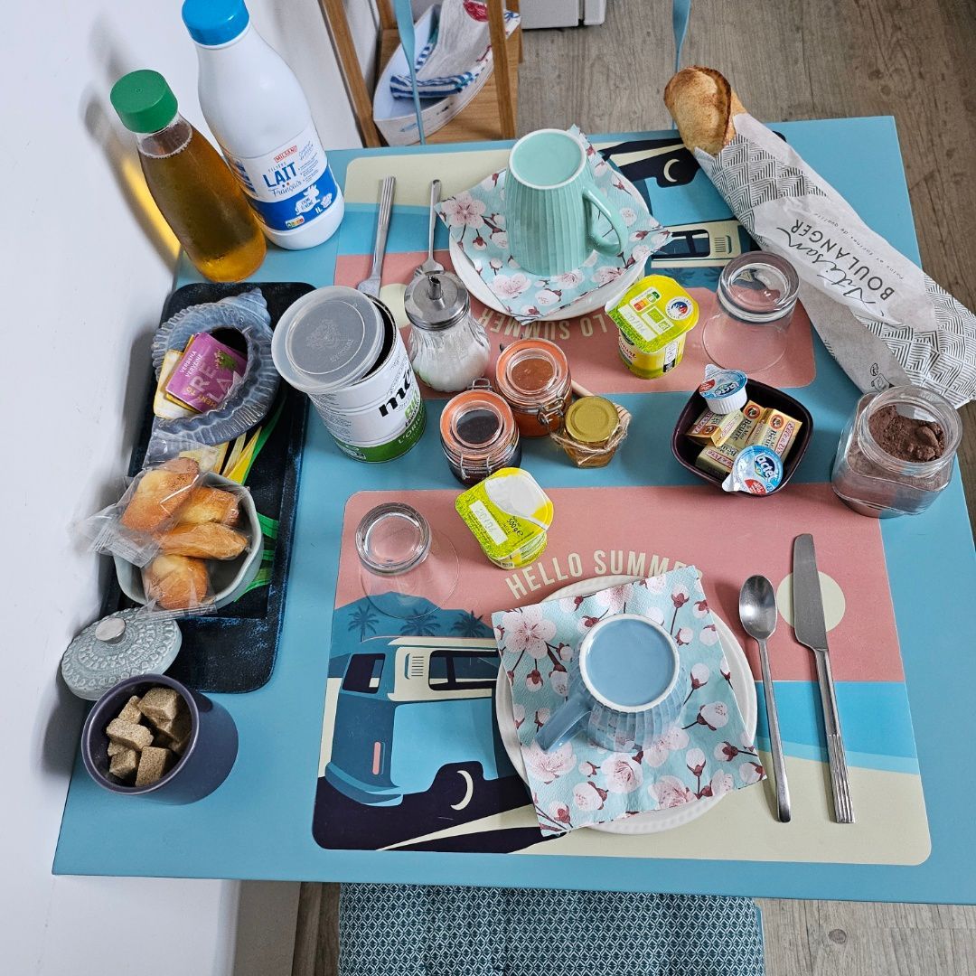 Une table avec un set de table qui dit bonjour l'été dessus