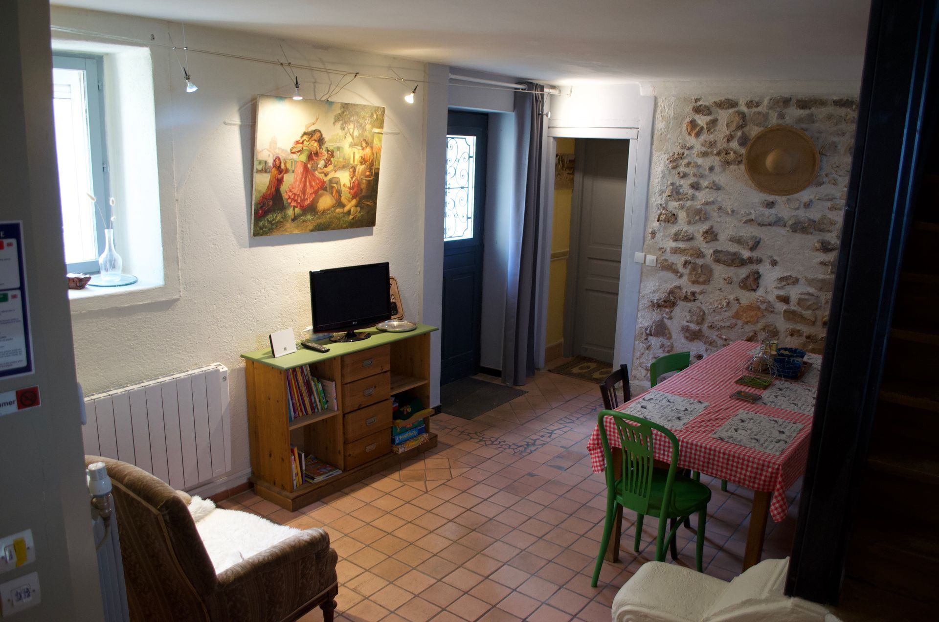 Un séjour avec une table et des chaises et une télévision.