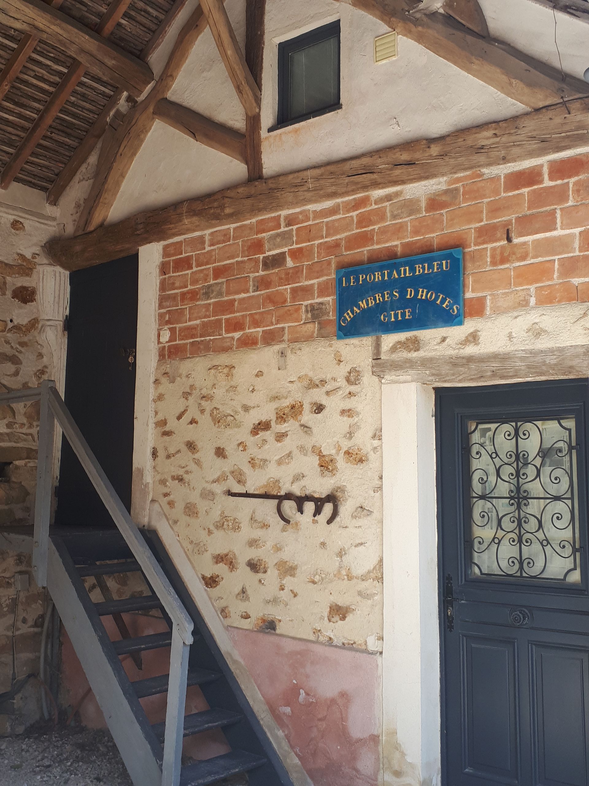 Un escalier menant à un bâtiment avec une pancarte sur le mur