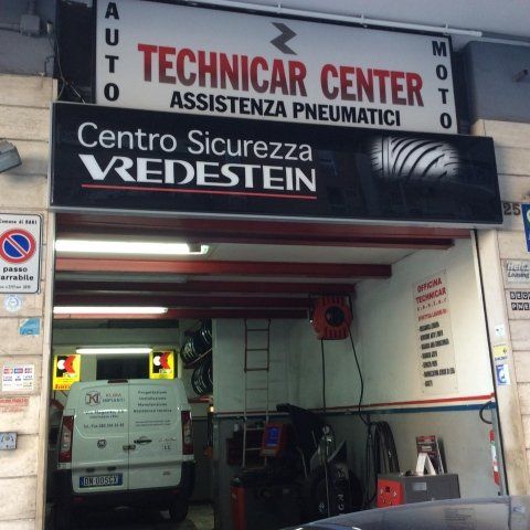 Mechanician cambiando volante auto nel negozio di riparazione auto
