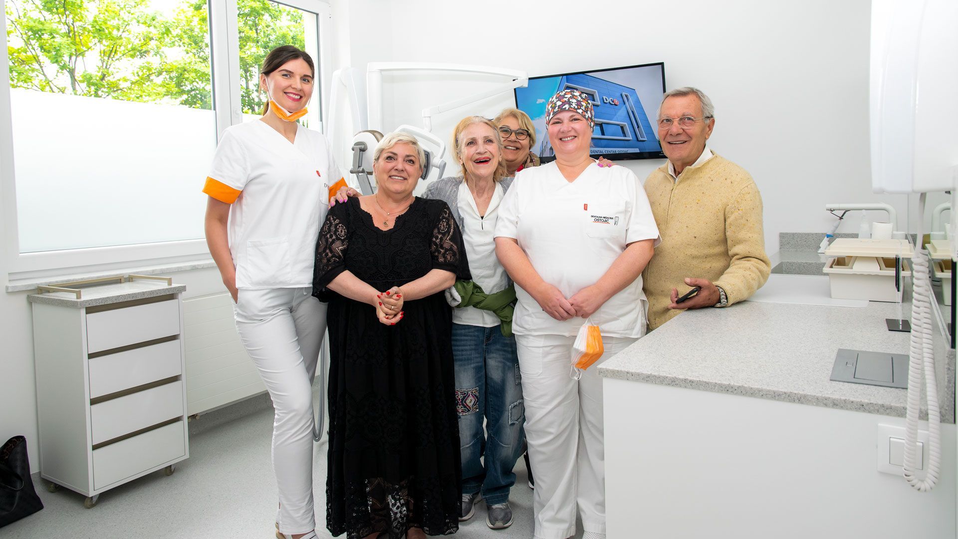 Un gruppo di persone posa per una foto in uno studio dentistico, dental centar ostojic