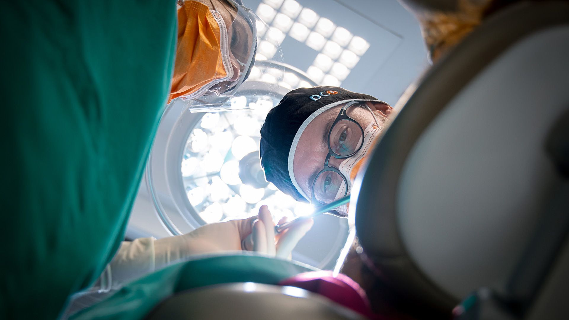 Un chirurgo sta operando un paziente in una sala operatoria.