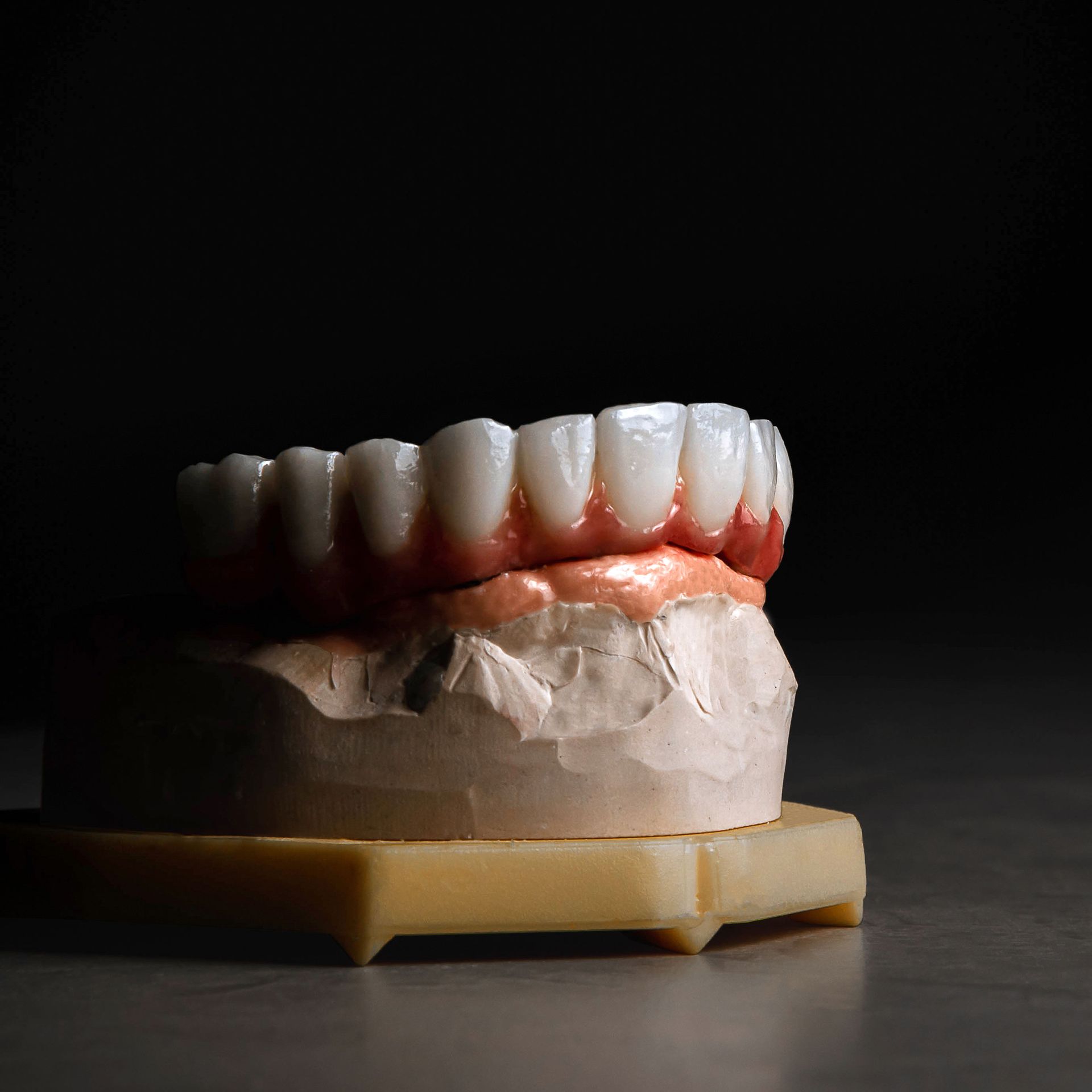Un modello dei denti di una persona è seduto su un tavolo.
