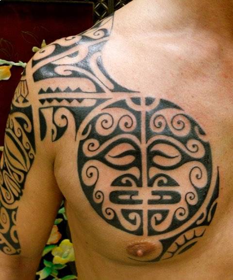 tattoo geometrico su petto