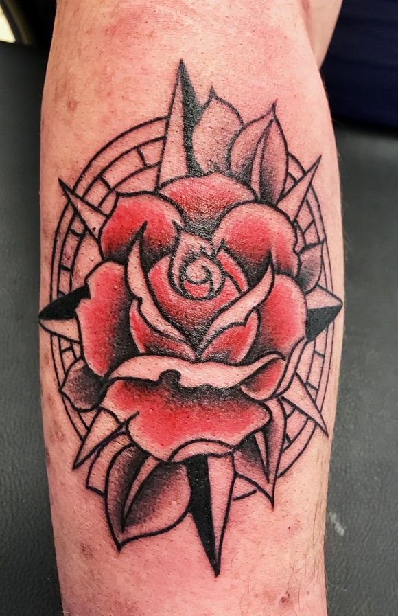 tatuaggio con rosa rossa