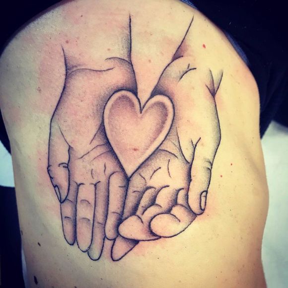 tattoo mani e cuore