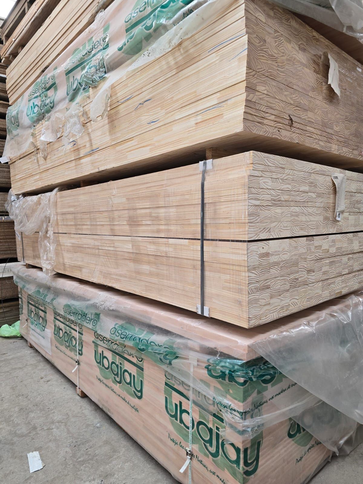 Una pila de tablas de madera apiladas una encima de otra.