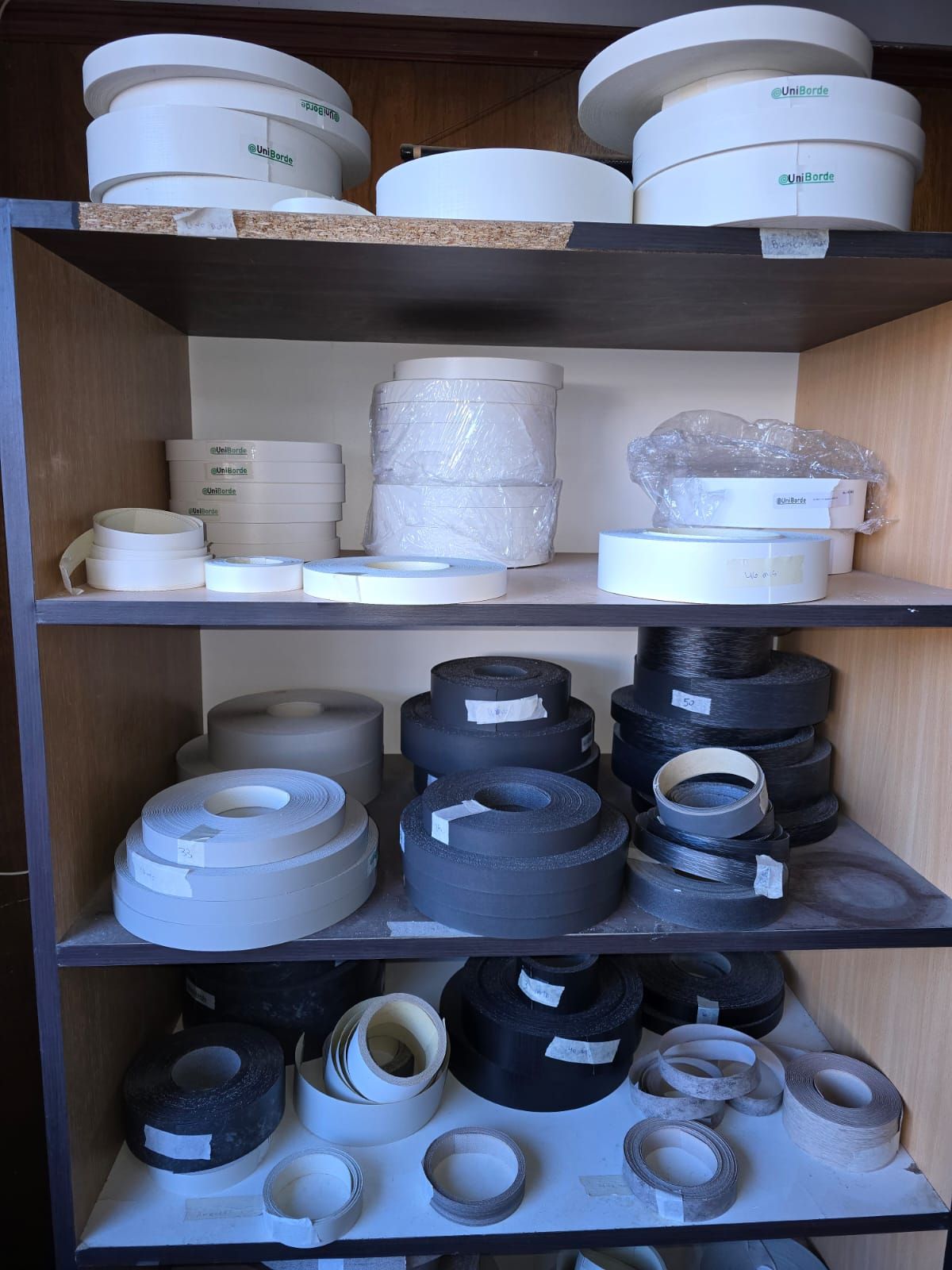 Un estante lleno de muchos tipos diferentes de cinta.